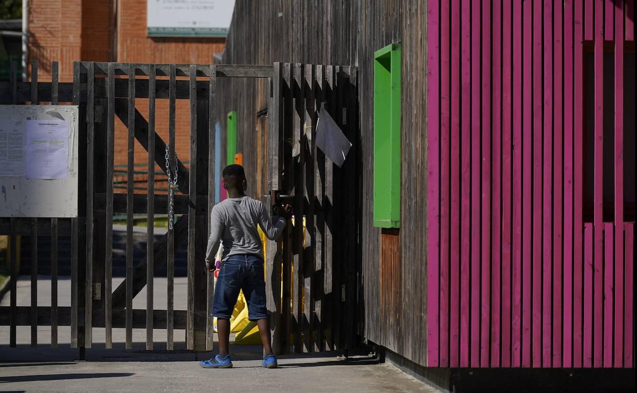 Un niño accede al recinto escolar del colegio de Zaldibar, cerrado desde el jueves. 