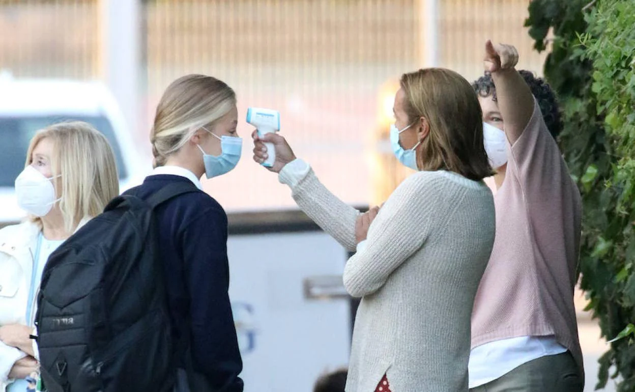 La princesa Leonor se somete a la toma de la temperatura para entrar al colegio.