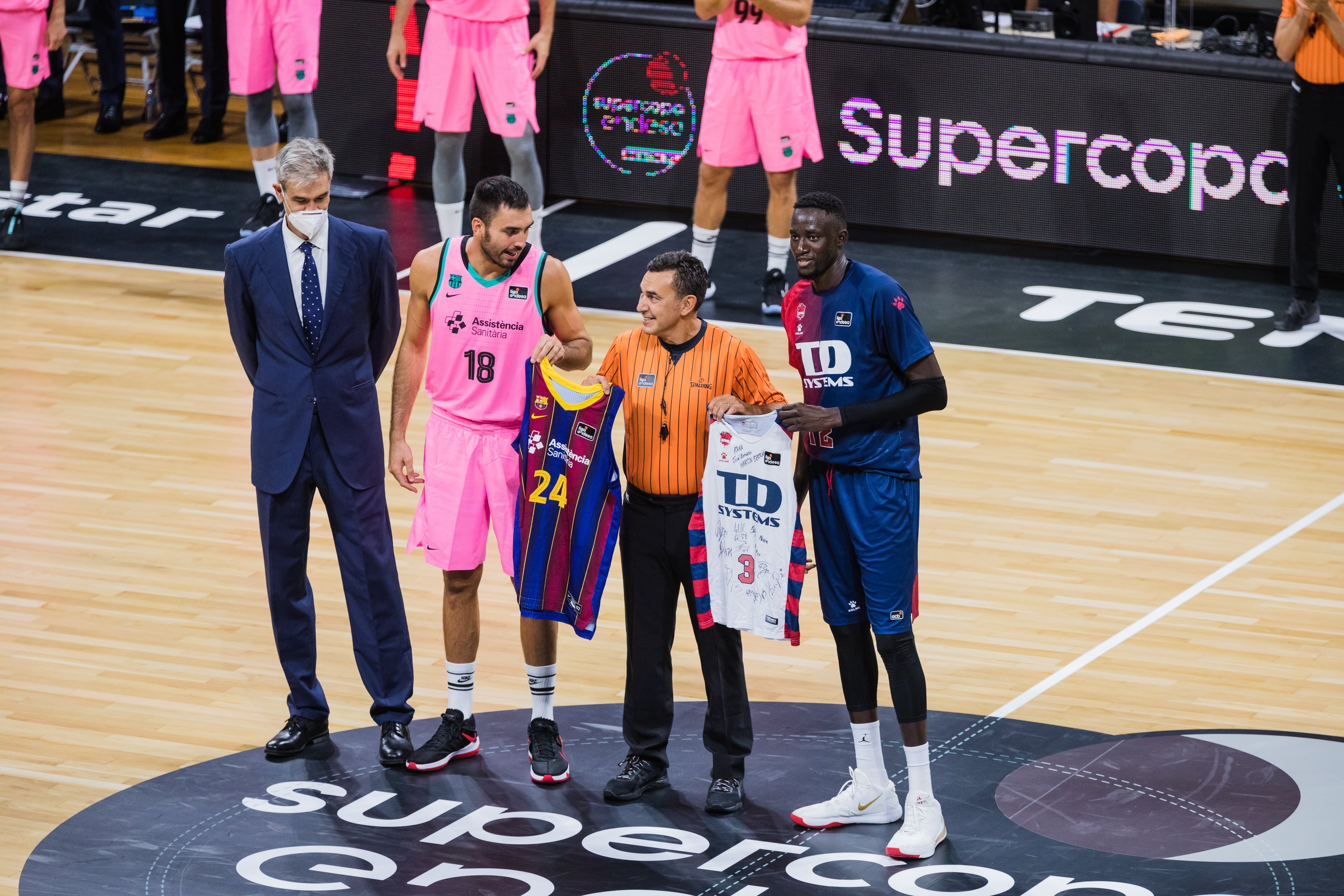 Baskonia y Barcelona han disputado la primera semifinal de la Supercopa.