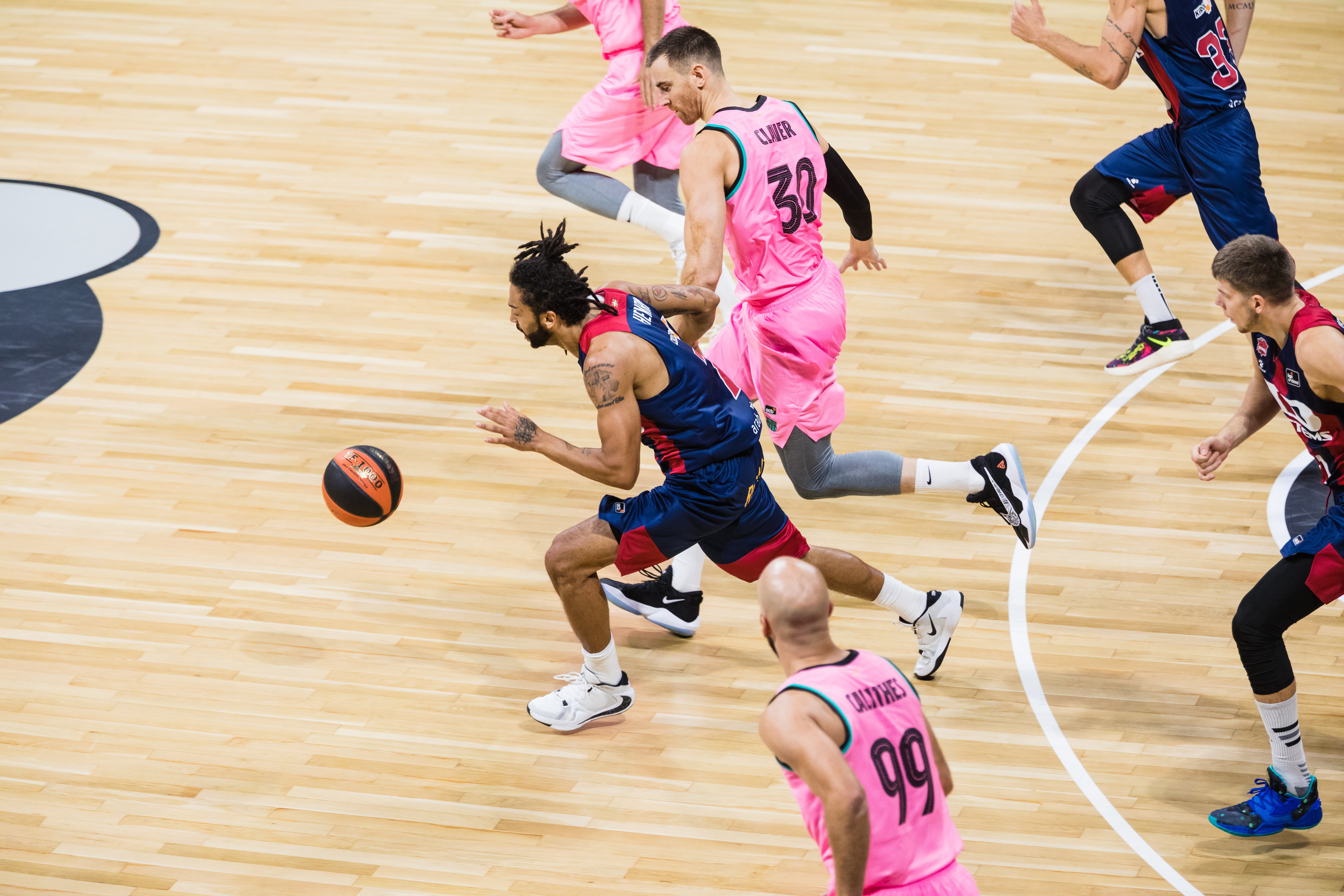 Baskonia y Barcelona han disputado la primera semifinal de la Supercopa.