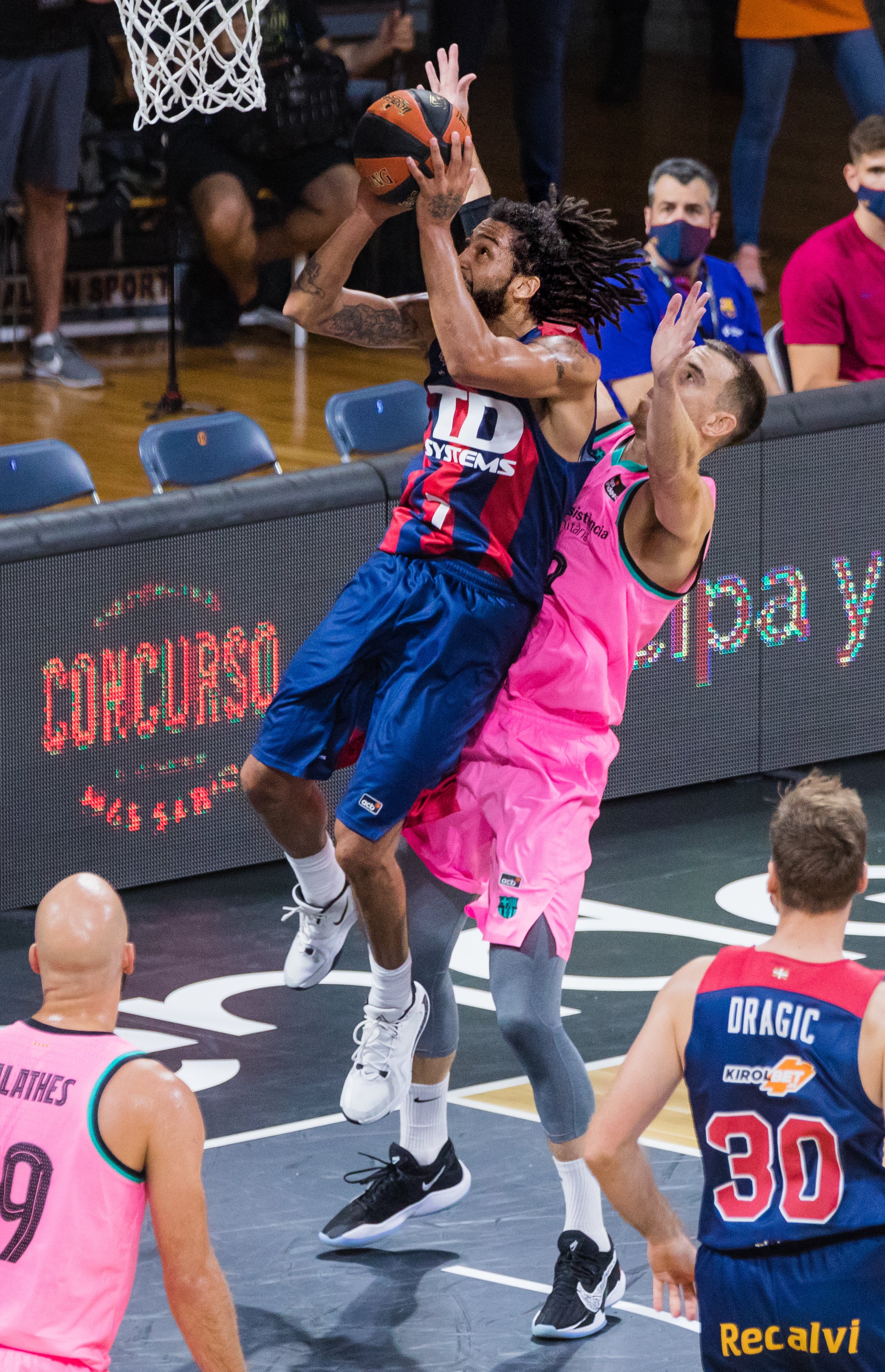 Baskonia y Barcelona han disputado la primera semifinal de la Supercopa.