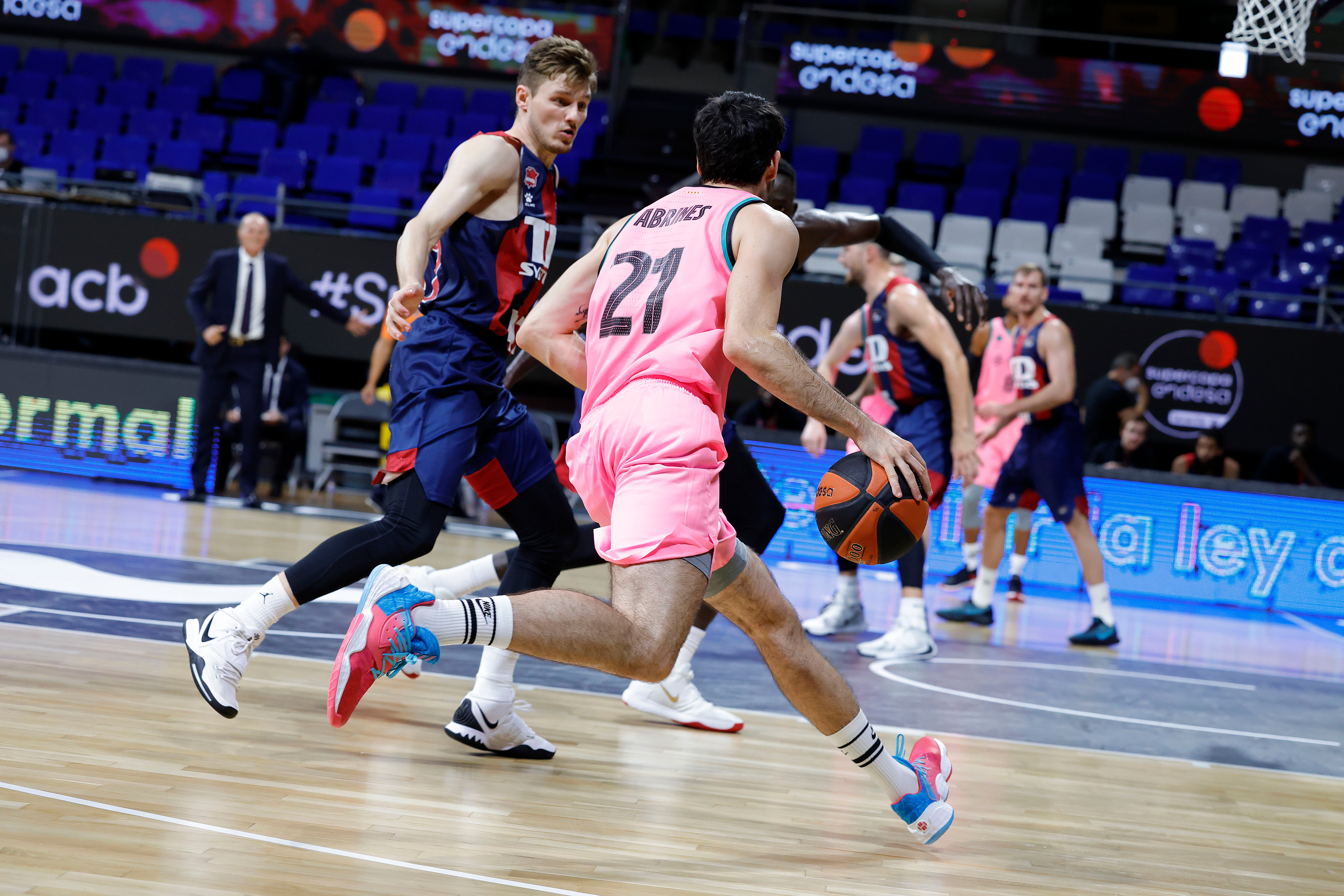 Baskonia y Barcelona han disputado la primera semifinal de la Supercopa.