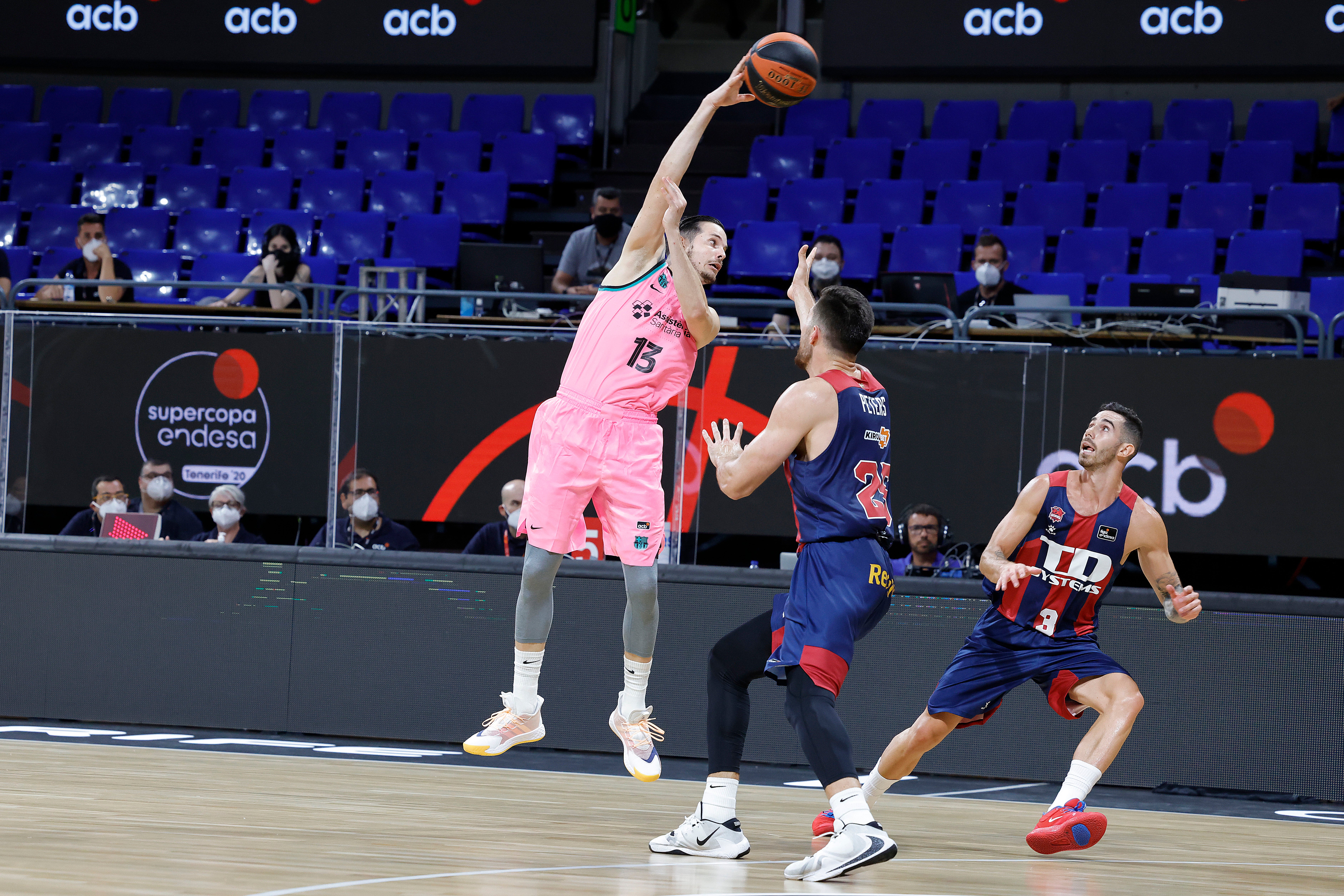 Baskonia y Barcelona han disputado la primera semifinal de la Supercopa.