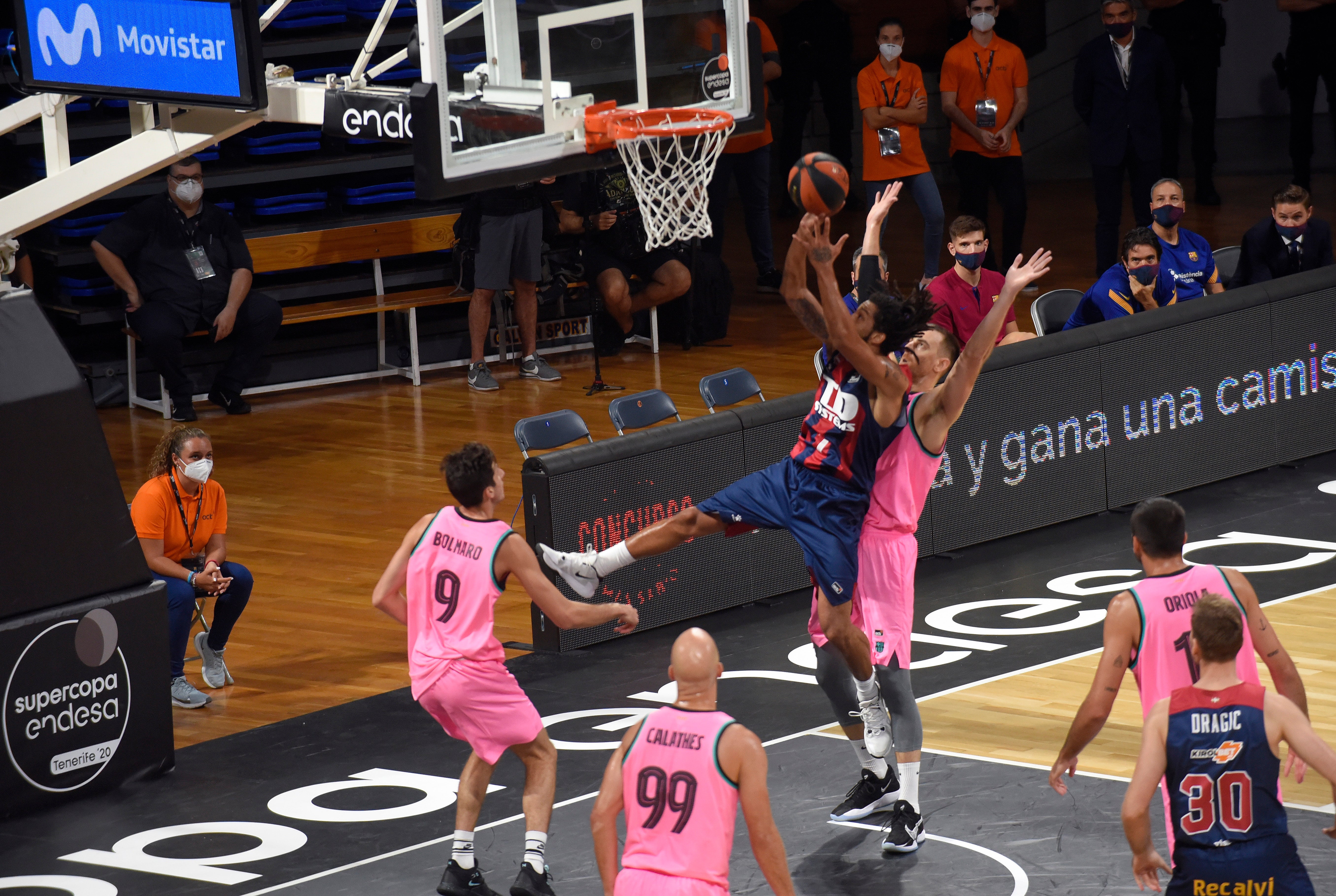 Baskonia y Barcelona han disputado la primera semifinal de la Supercopa.