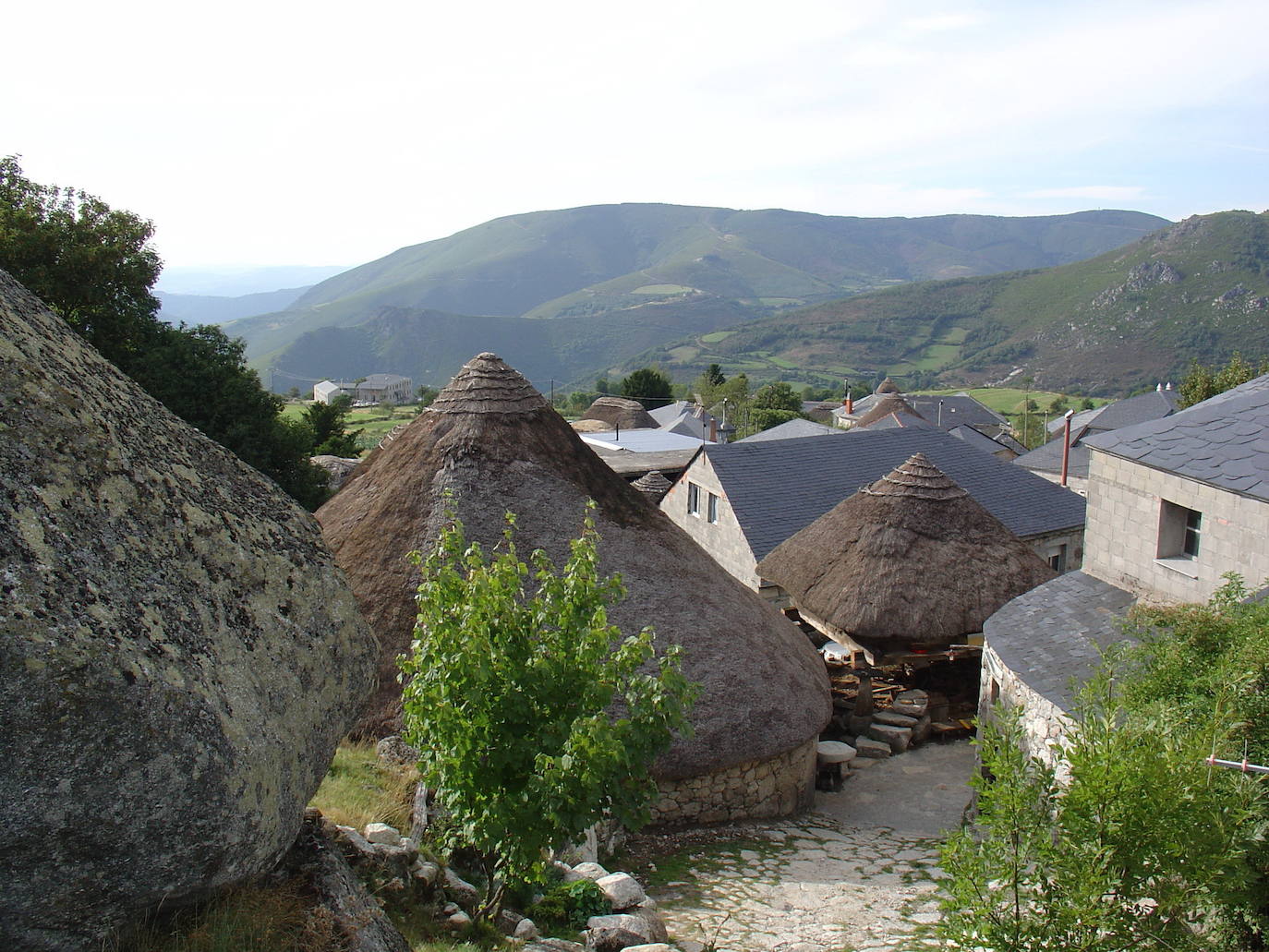 Piornedo (Lugo) | Piornedo es una aldea de arquitectura curiosa que se alza en la Sierra de los Ancares, a 1.100 metros de altura. Debido a las características de su ubicación, posee unas vistas increíbles del entorno natural que les rodea y, por ende, dispone de varias rutas de senderismo.