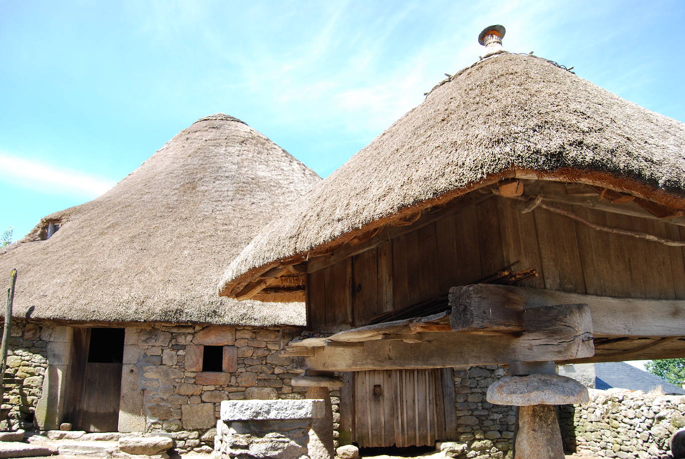 En las pallozas vivían los habitantes de Piornedo hasta 1970. Son estructuras circulares de piedra, con un techo en forma de cono hecho de paja de centeno, que fueron declaradas Bien de Interés Cultural. 