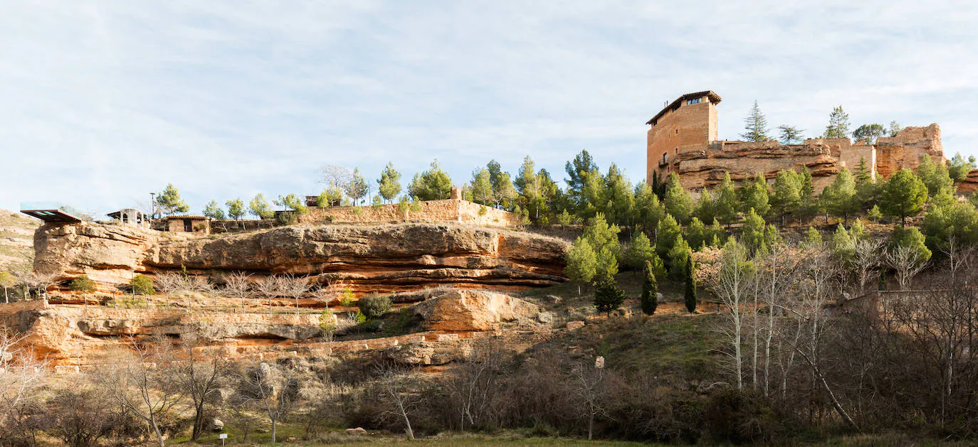 Somaén (Soria) | Tal vez, Soamén no sea el pueblo más recóndito de Soria, pero sí es uno de los más pintorescos. Está relativamente cerca de Arcos de Jalón, en una zona de roquedales arcillosos que podría considerarse un mini cañón del Colorado. 
