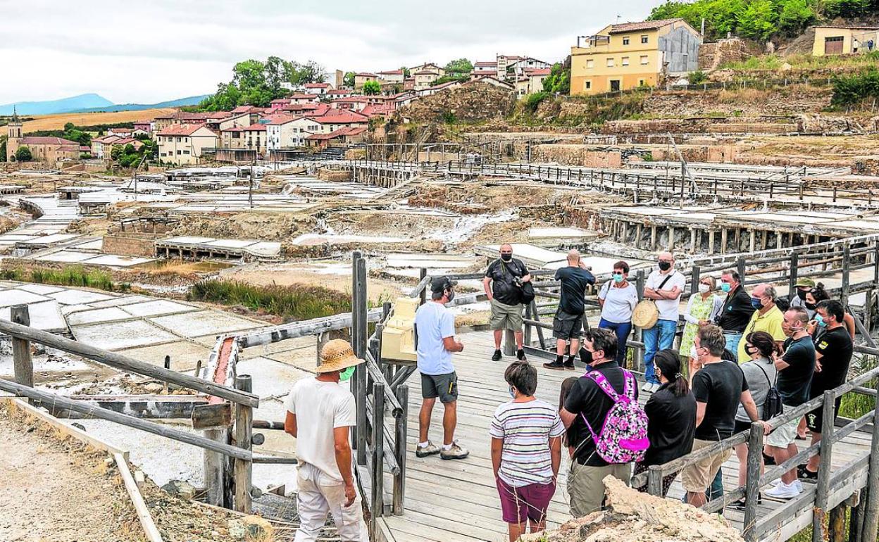 Cerca de 100.000 visitantes pasearon entre las eras del Valle Salado en 2019. 