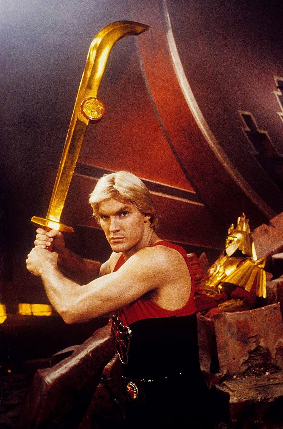 'Flash Gordon' (28 de noviembre de 1980) | Inspirada en el personaje del cómic de igual nombre, fue dirigida por Mike Hodges. El joven jugador de fútbol americano Flash Gordon se encuentra con Dale Arden y el científico Dr. Hans Zarkov en un mundo ajeno y se ve obligado a luchar contra un tirano intergaláctico, el emperador Ming, del planeta Mongo, que está atacando la Tierra. El actor Sam J. Jones -en la imagen- interpretó a Flash Gordon