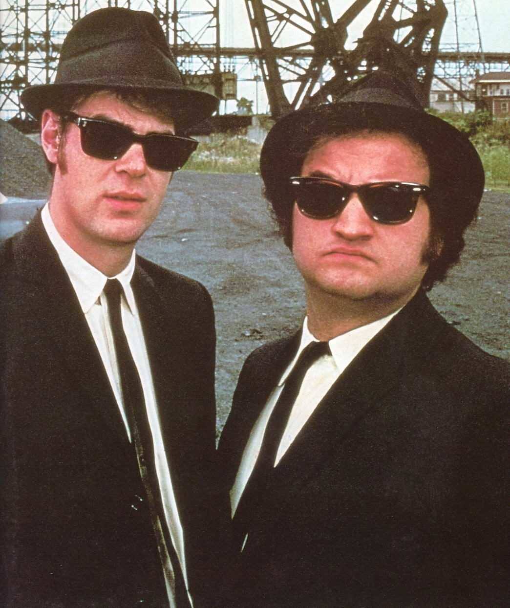 'Granujas a todo ritmo / The Blues Brothers' (7 de noviembre de 1980) | Dirigida por John Landis, está basada en un sketch musical del programa de televisión 'Saturday Night Live'. La película se desarrolla en Chicago, donde los músicos Jake y Elwood deciden volver a tocar con su antigua banda, los Blues Brothers, para ayudar a saldar una deuda del orfanato donde se criaron. Dan Aykroyd -a la izquierda de la imagen- interpretó a Elwood Blues.