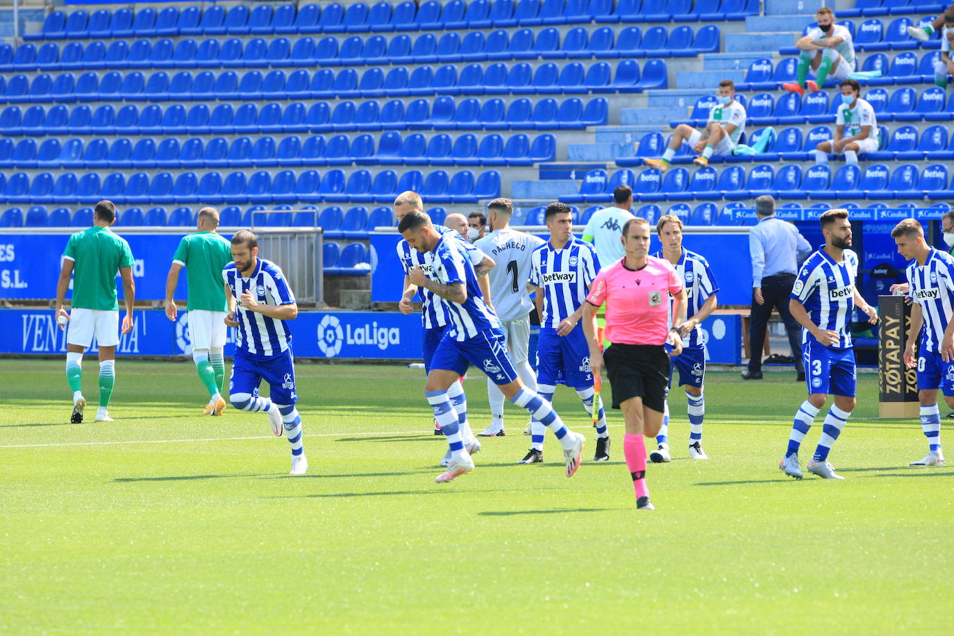 Un vacío estadio de Mendizorroza ha acogido el duelo entre Alavés y Betis.