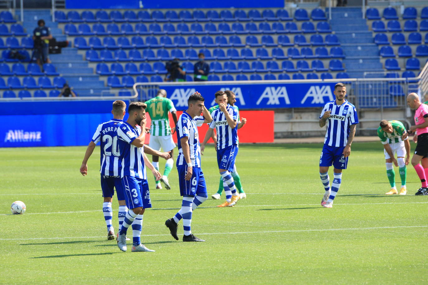 Un vacío estadio de Mendizorroza ha acogido el duelo entre Alavés y Betis.