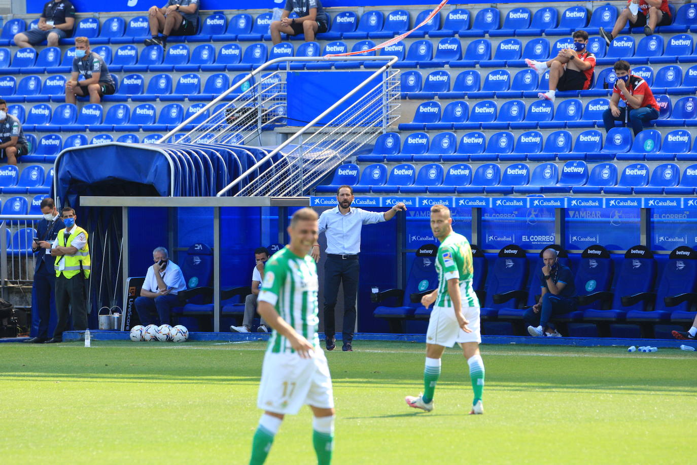 Un vacío estadio de Mendizorroza ha acogido el duelo entre Alavés y Betis.