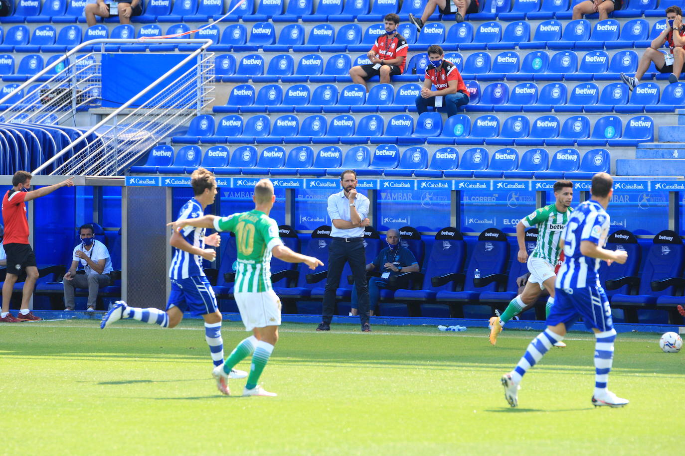 Un vacío estadio de Mendizorroza ha acogido el duelo entre Alavés y Betis.