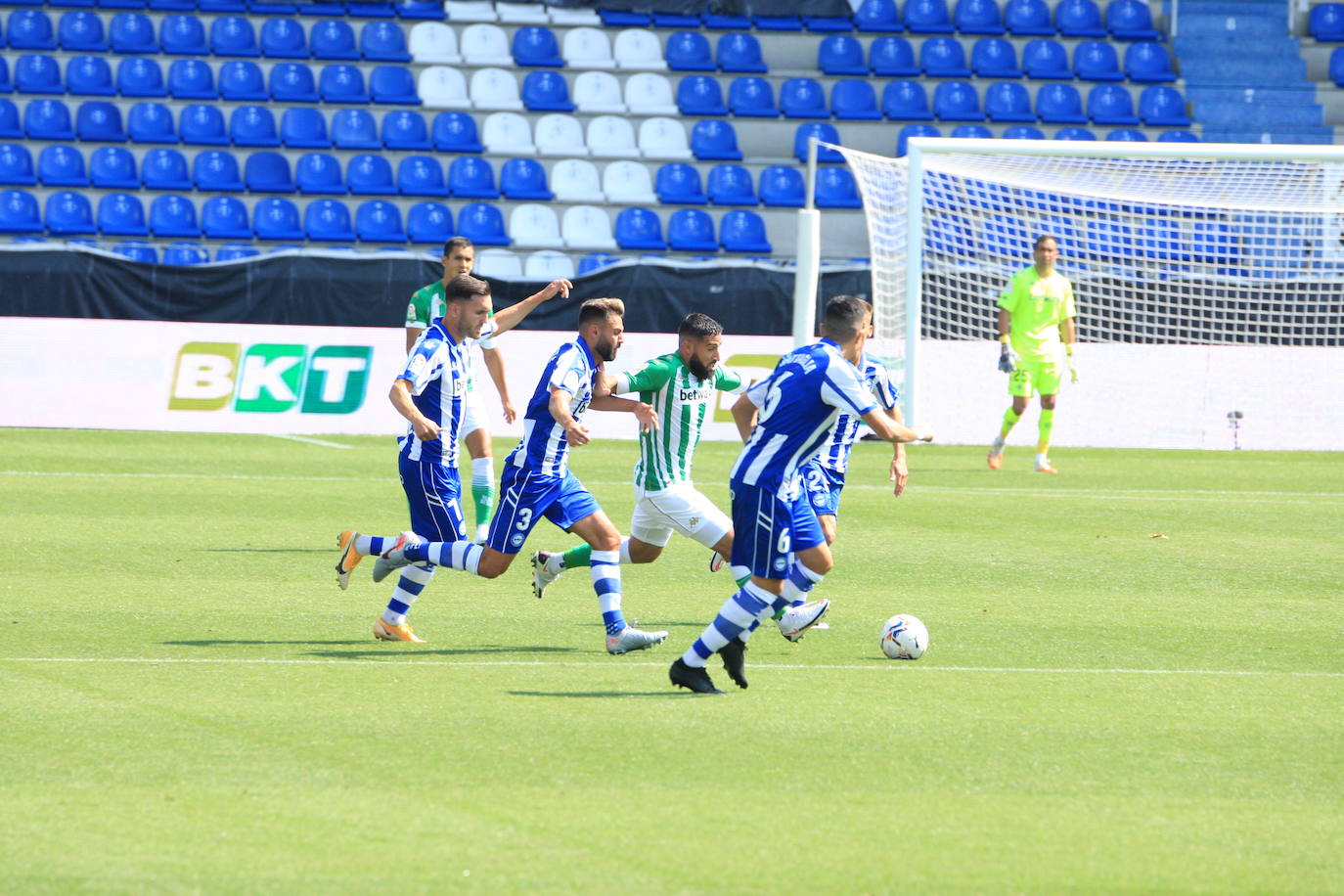 Un vacío estadio de Mendizorroza ha acogido el duelo entre Alavés y Betis.