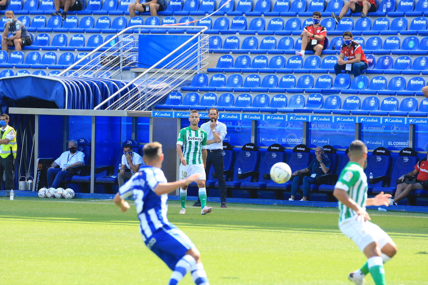 Un vacío estadio de Mendizorroza ha acogido el duelo entre Alavés y Betis.