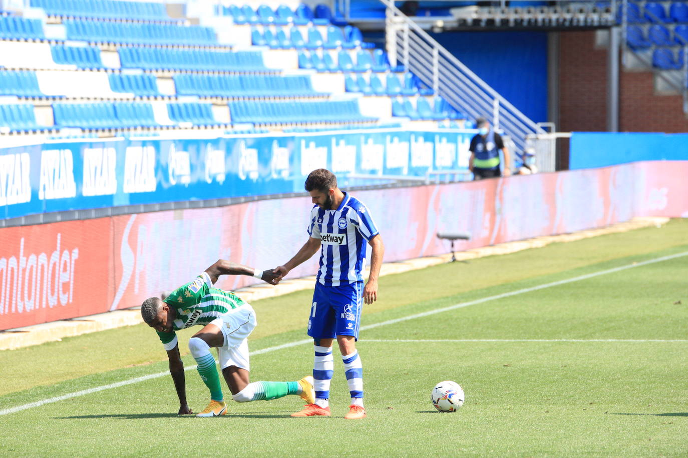 Un vacío estadio de Mendizorroza ha acogido el duelo entre Alavés y Betis.