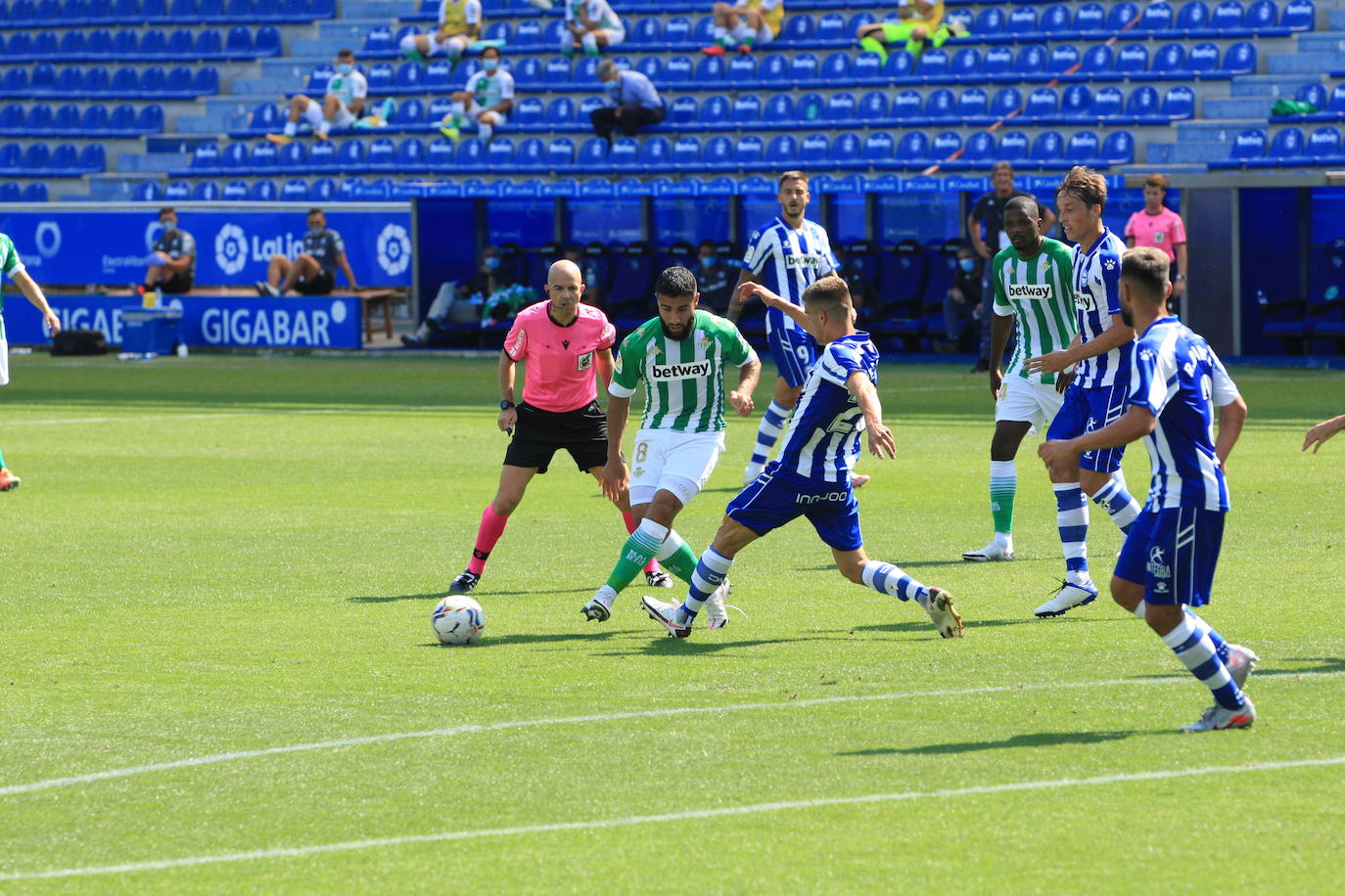 Un vacío estadio de Mendizorroza ha acogido el duelo entre Alavés y Betis.