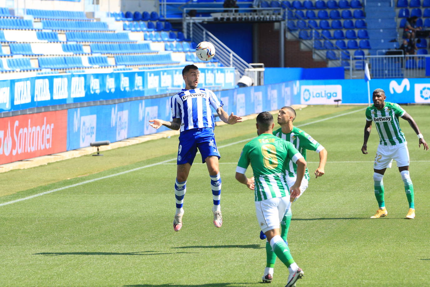 Un vacío estadio de Mendizorroza ha acogido el duelo entre Alavés y Betis.