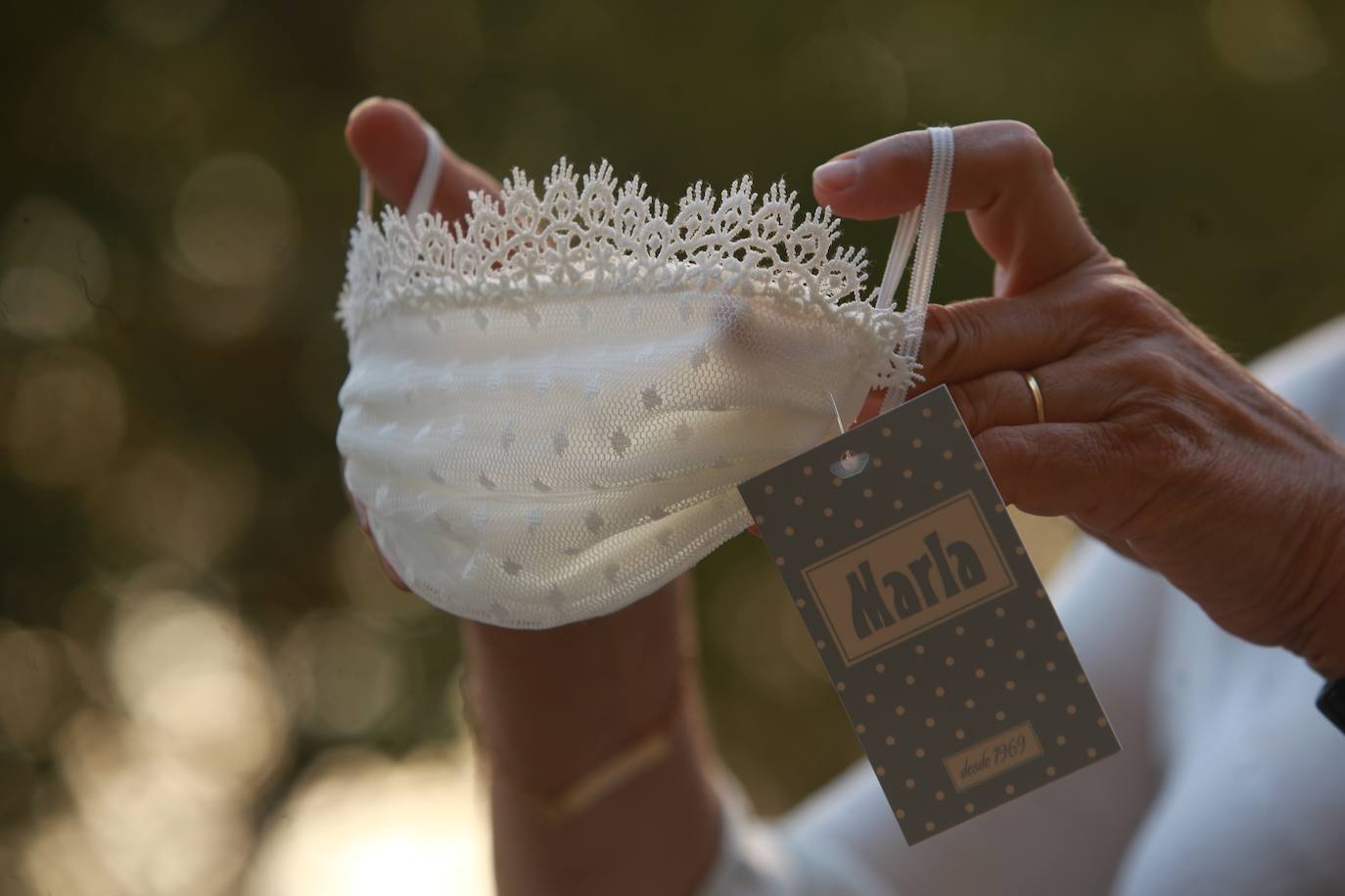 Fotos: La mascarilla, el «complemento estrella» de las comuniones