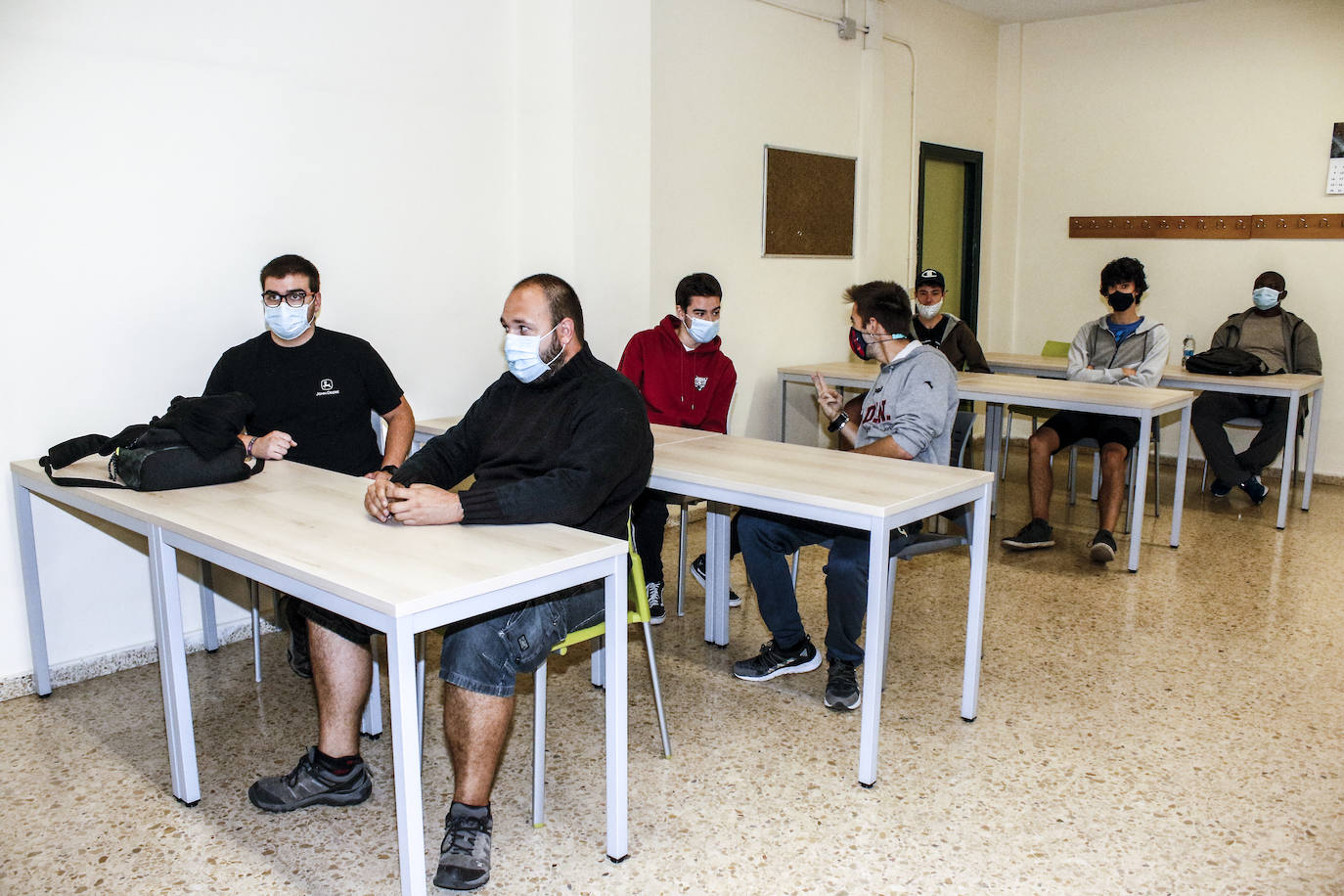 Estudiantes de Formación Profesional del centro público Mendizabala en su regreso a clase.
