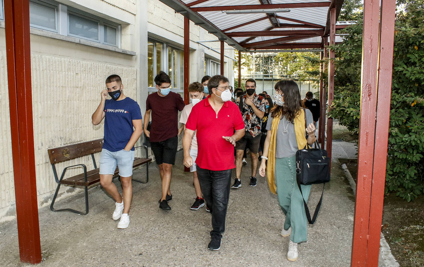 Estudiantes de Formación Profesional del centro público Mendizabala en su regreso a clase.