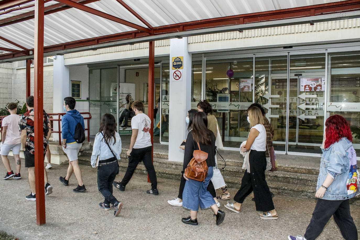 Estudiantes de Formación Profesional del centro público Mendizabala en su regreso a clase.