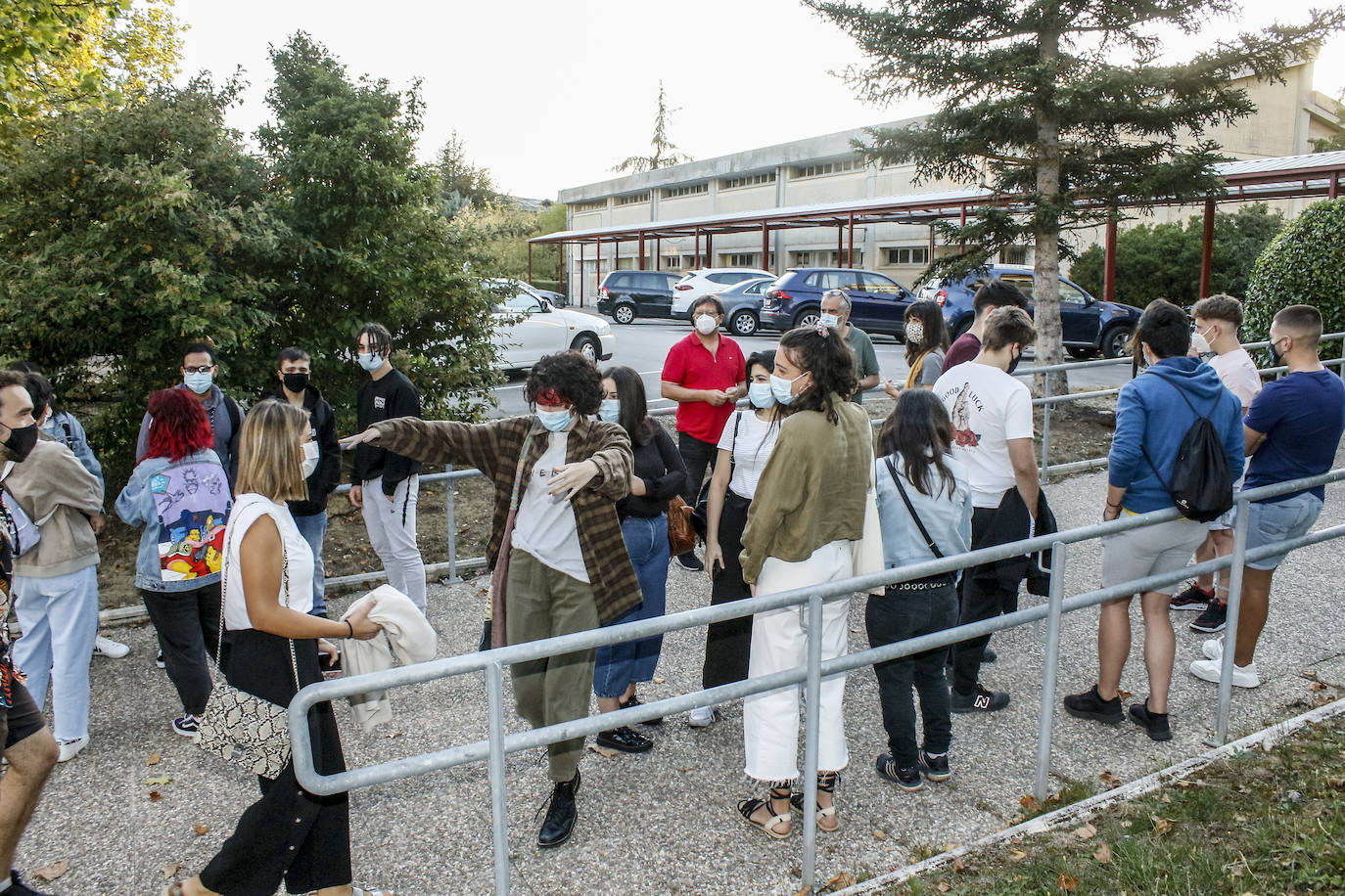 Estudiantes de Formación Profesional del centro público Mendizabala en su regreso a clase.