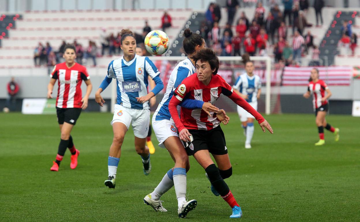 Erika Vázquez disputando el balón en el último choque del Athletic el curso pasado, el 1 de marzo ante el Espanyol en Lezama. 