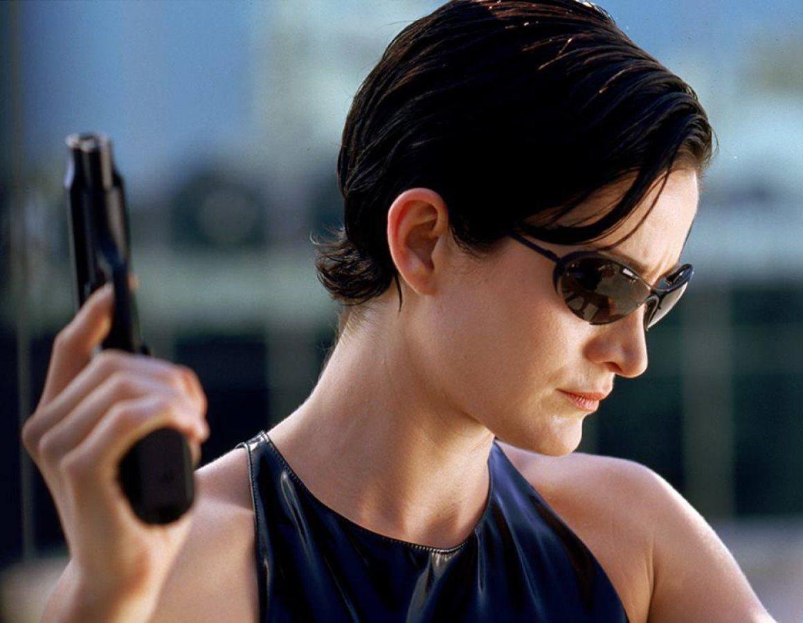 Pixie estilo 'wet hair': Matrix es todo un clásico del cine de ciencia ficción, una película atrevida y futurista que fue capaz de adelantar el corte 'pixie' antes que nadie. Pero, eso sí, en una versión engominada que nos recuerda a los peinados tipo 'wet hair' que tan a menudo vemos en las alfombras rojas.