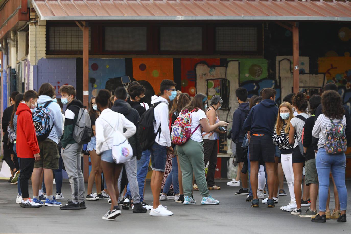 Estudiantes del instituto público Ekialde, situado en la calle Florida, aguardan en el patio del centro para poder acceder a clase. Numerosos alumnos se han quedado en casa por temor a que no se cumplan las medidas de seguridad.