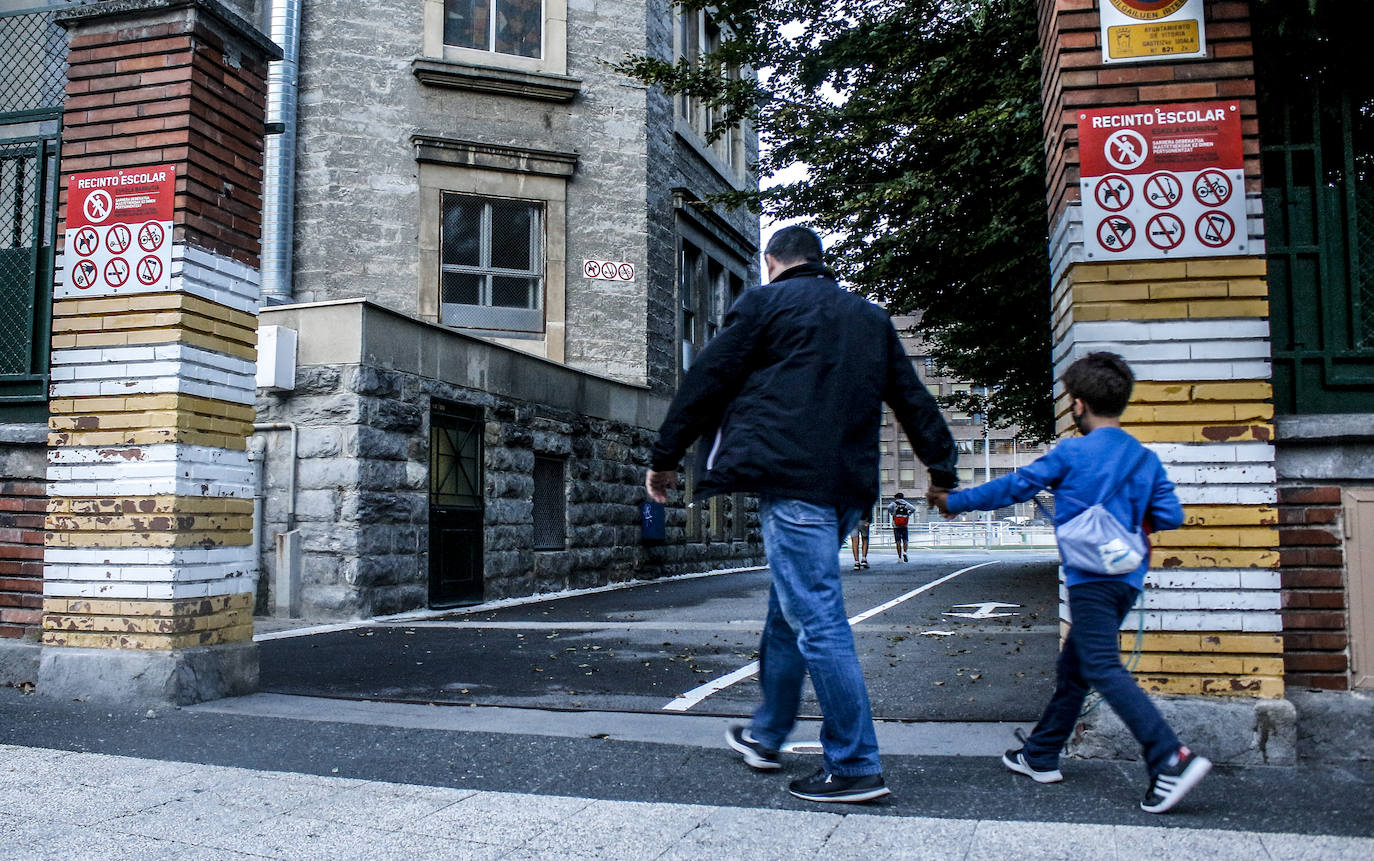 Un niño llega al colegio Marianistas de Vitoria. Desde el centro informan que la jornada transcurre con normalidad, con la plantilla al 100%. Afirman que no ha hecho huelga ningún profesor, personal de limpieza ni de comedor.