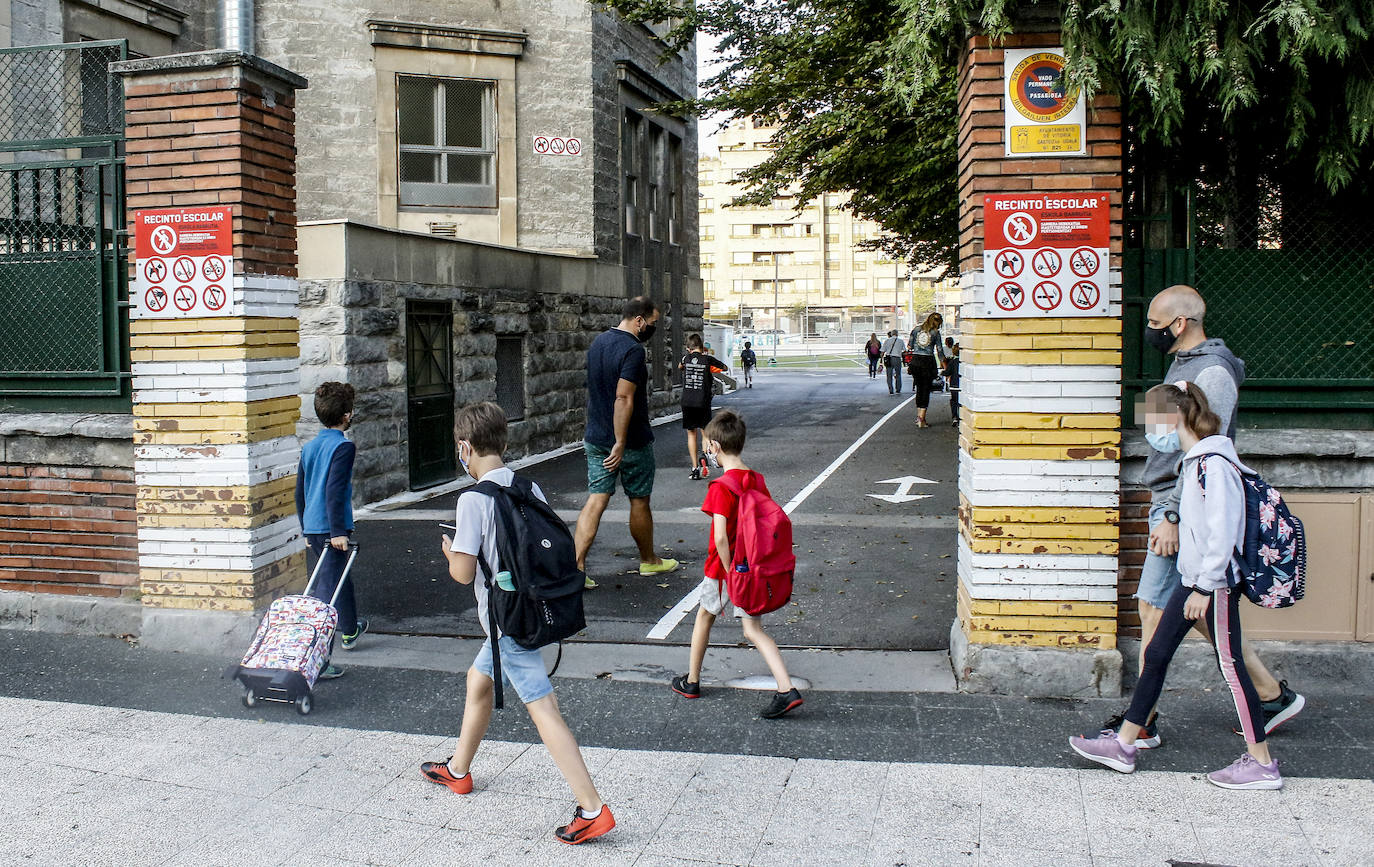 Estudiantes y padres de los estudiantes de Marianistas han acudido este martes al colegio vitoriano, uno de los más grandes de la ciudad, donde la jornada de huelga convocada por las centrales sindicales transcurre con normalidad.