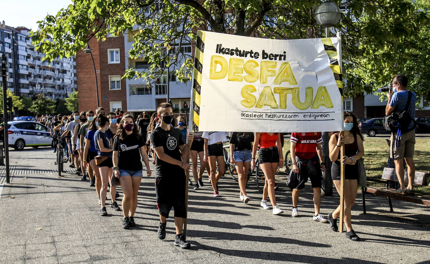 Muchos estudiantes han participado en la manifestación convocada por los sindicatos de enseñanza en Vitoria para reclamar más medios y refuerzo de personal en los centros.