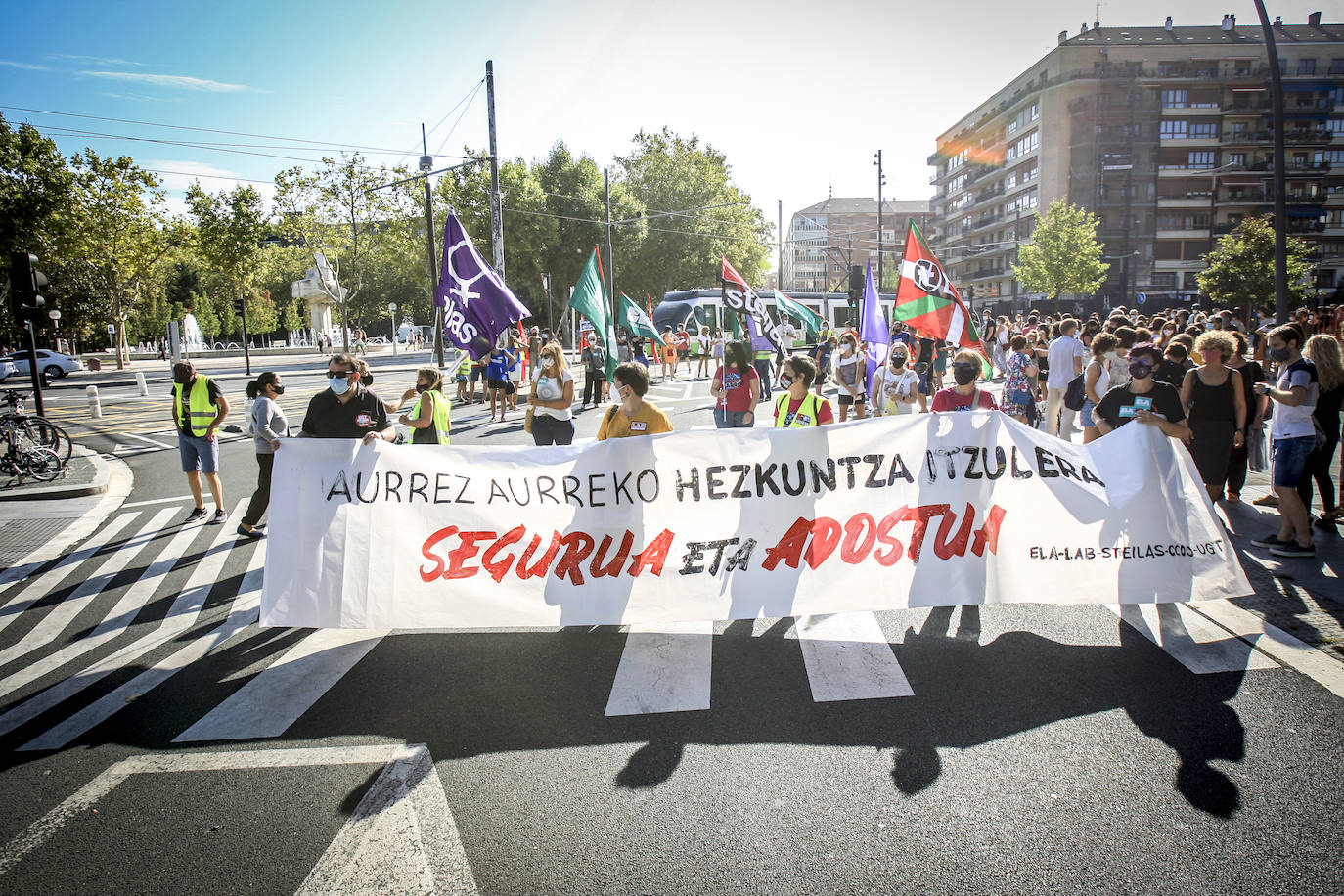 La manifestación que ha recorrido las calles de Vitoria se dirige hacia el Conservatorio Jesús Guridi de la capital alavesa.