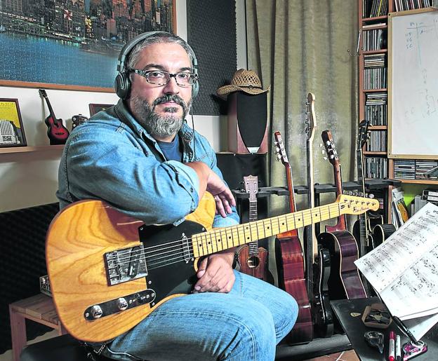 José González Cotta prepara una de sus clases en su tienda-taller de la calle Correría. 