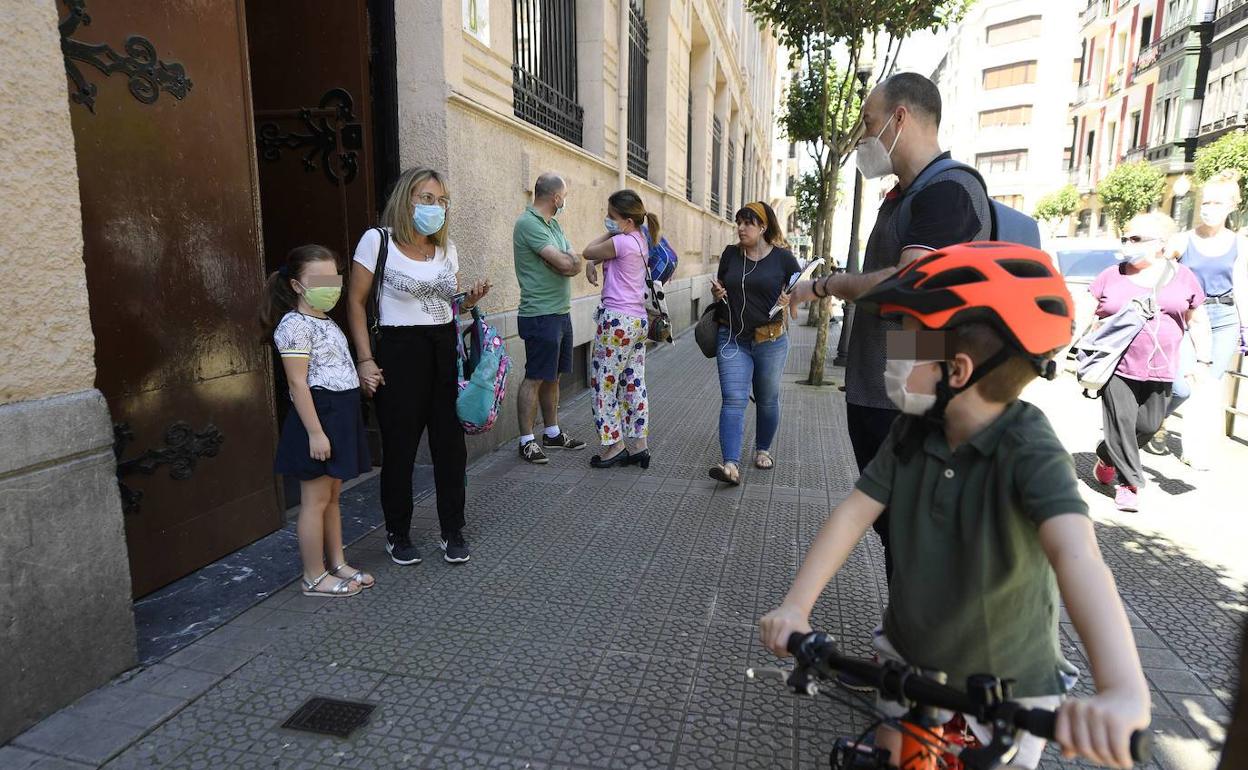 Un grupo de estudiantes a las puertas de los Escolapios en Bilbao.