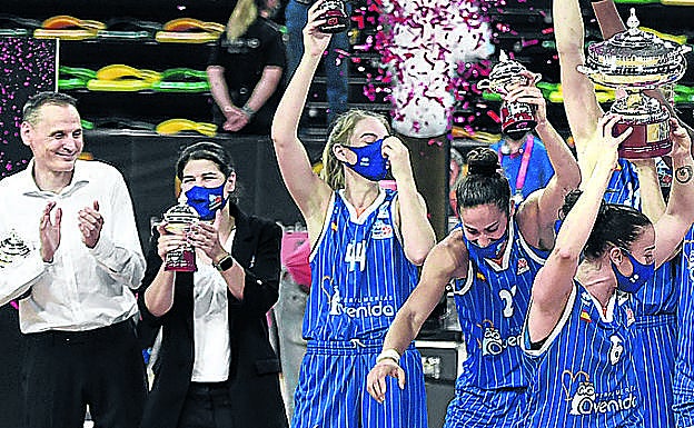 Íñiguez de Heredia aplaude a sus jugadores mientras levantan el trofeo. 