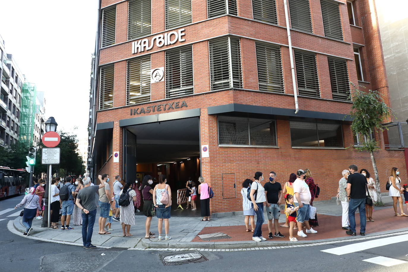 Entrada al colegio Ikasbide, Bilbao