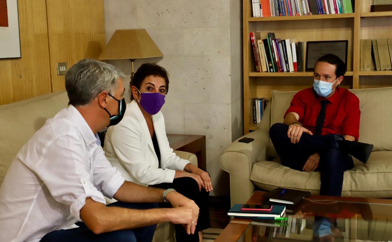 Oskar Matute. Mertxe Aizpurua y Pablo Iglesias, durante la reunión de este miércoles. 
