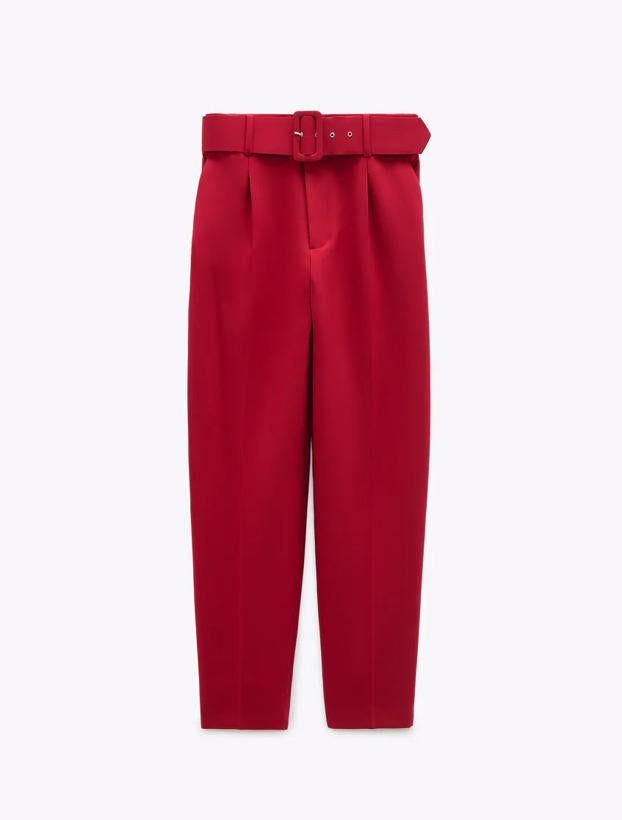 Pantalón de tiro alto con bolsillos delanteros y cinturón de Zara, 29,95 euros. 