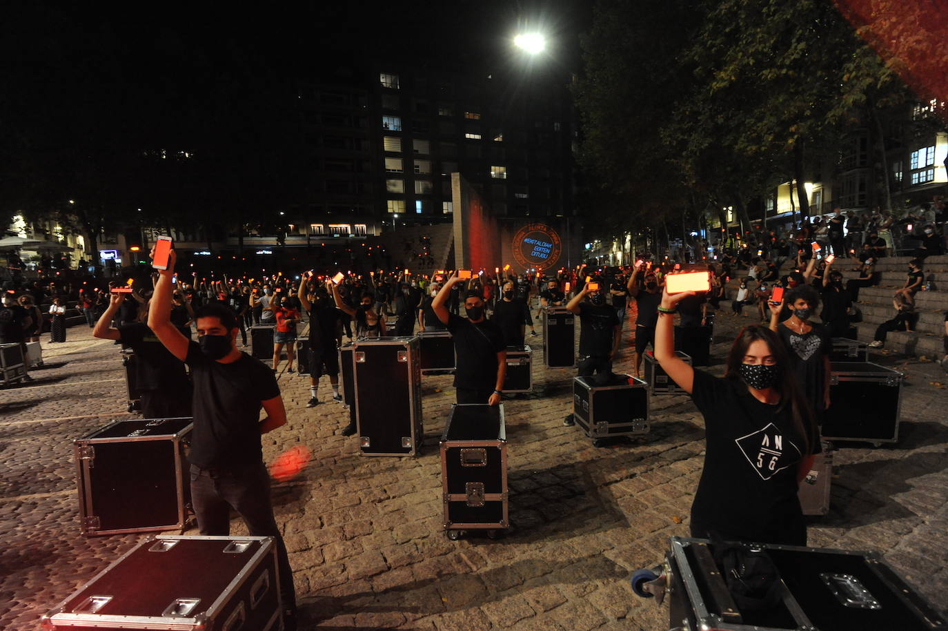 Momento de la performance silenciosa en la plaza de los Fueros. 