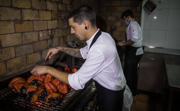 Baz asa pimientos en la parrilla.