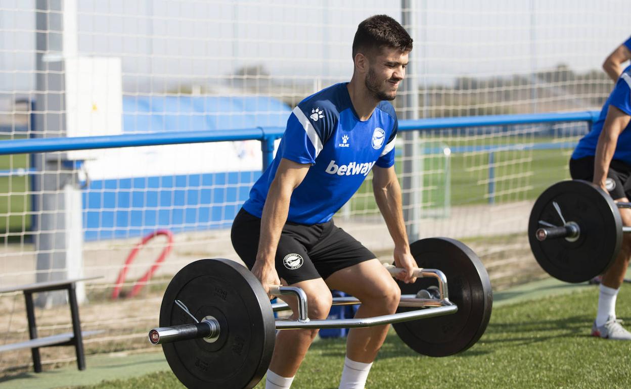 Martín hace un ejercicio de pesas en el entrenamiento del miércoles. 