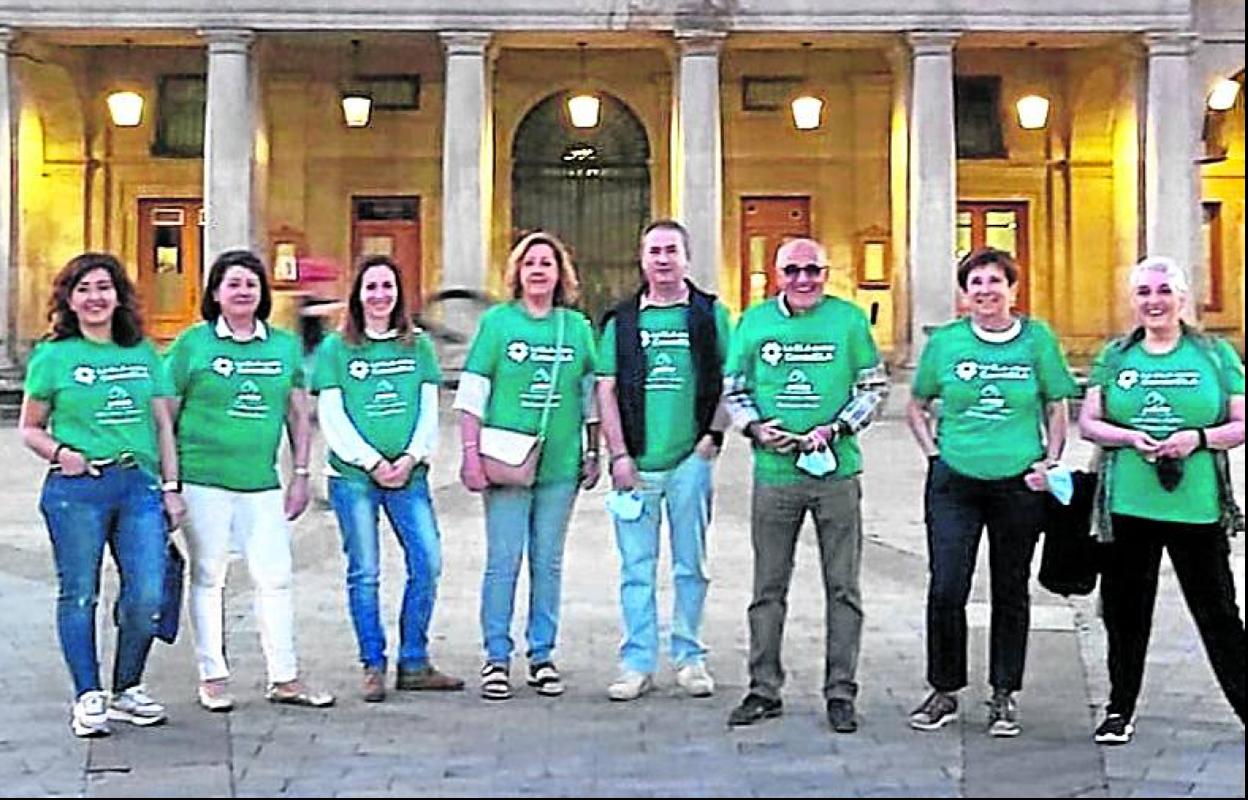 Socios de Adela Álava de verde, en el día de la enfermedad. 