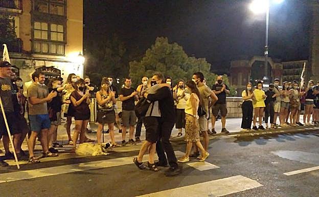 Imagen principal - Homenajean en Bilbao al ex preso de ETA Ibon Gogeaskoetxea