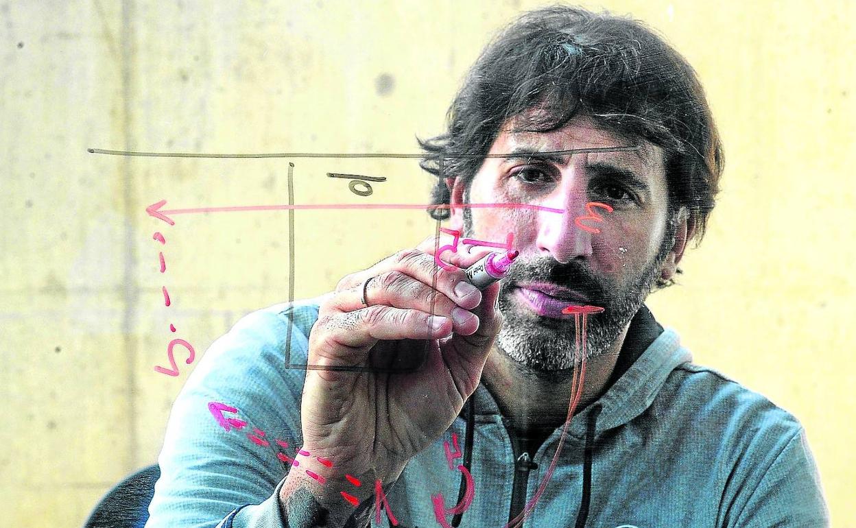 Álex Mumbrú dibuja un sistema durante la sesión fotográfica ayer con EL CORREO.