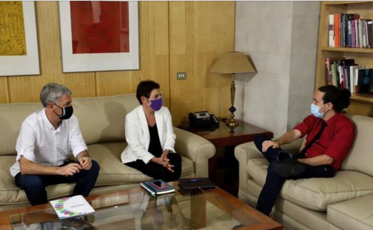 Pablo Iglesias, este miércoles con Oskar Matute y Mertxe Aizpurua. 