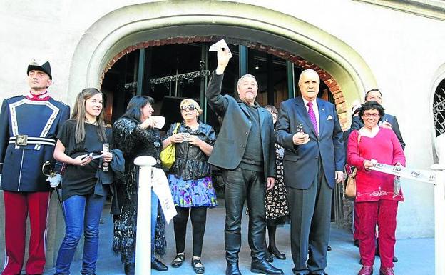 Philippe Starck y Azkuna en su gran día, el 18 de mayo de 2010.