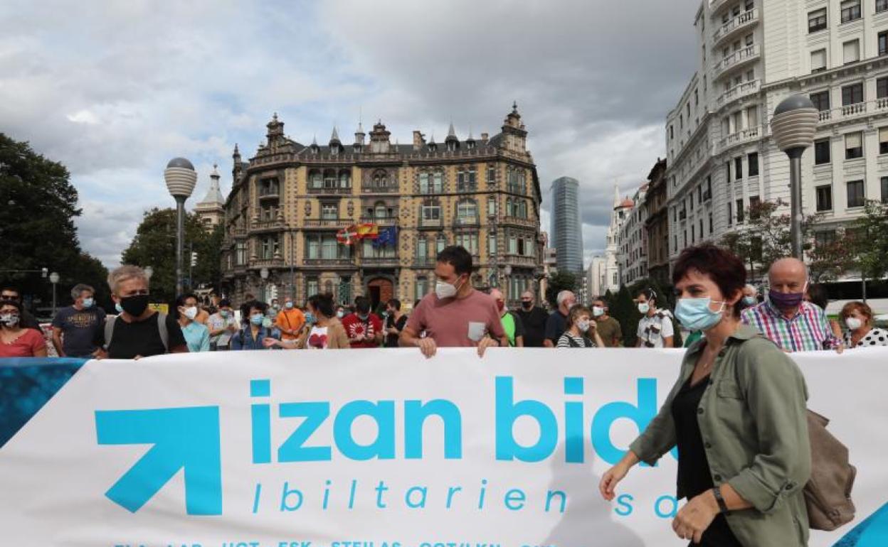 Garbiñe Aranburu (LAB) pasa por delante de Mitxel Lakunza (ELA) y Raúl Arza (UGT). 